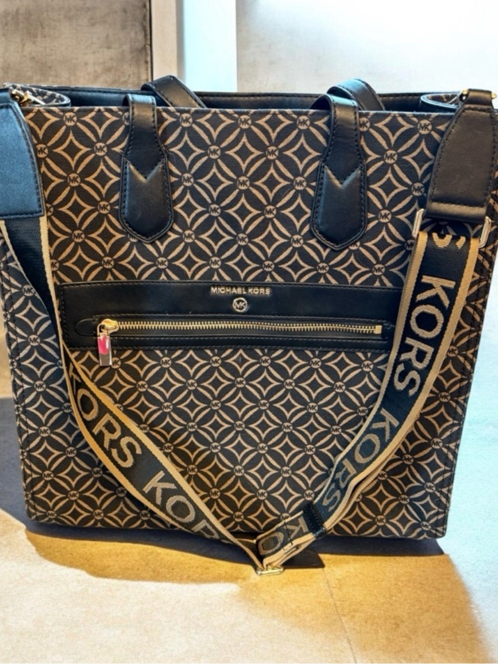 Michael Kors Kempner Brown and Black Signature satchel with Gold Hardware - Picture 5 of 8